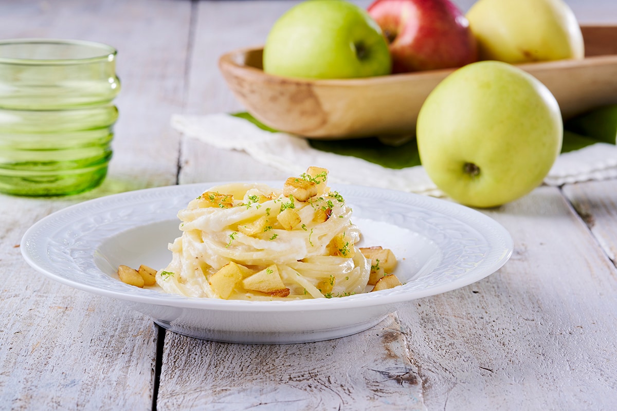 Tonnarelli al pecorino con mele croccanti ricetta