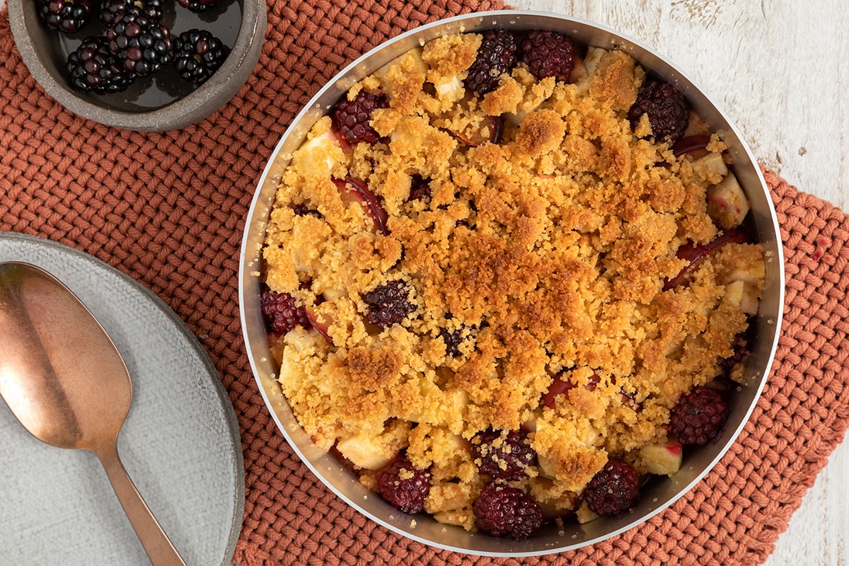 Crumble di prugne, mele e more ricetta