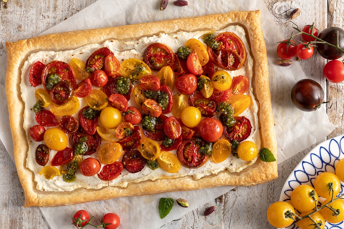 Sfogliata di ricotta e pomodorini con pesto di pistacchi al basilico ricetta