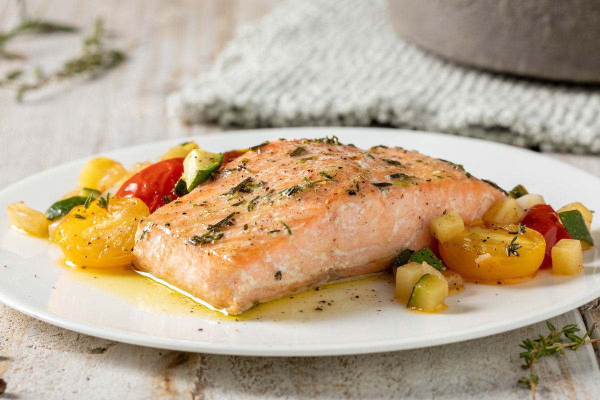 Salmone marinato al forno con dadolata di verdure ricetta