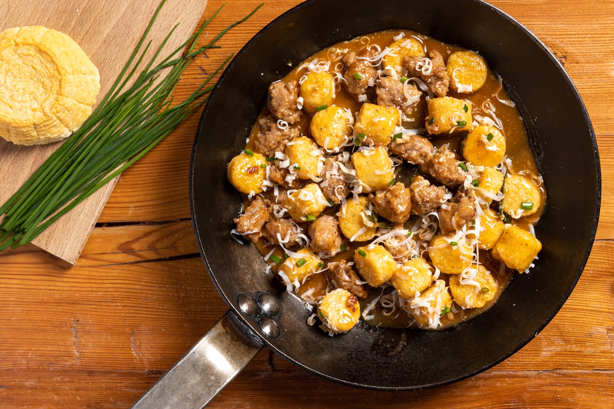 Gnocchi di polenta con salsiccia ricetta