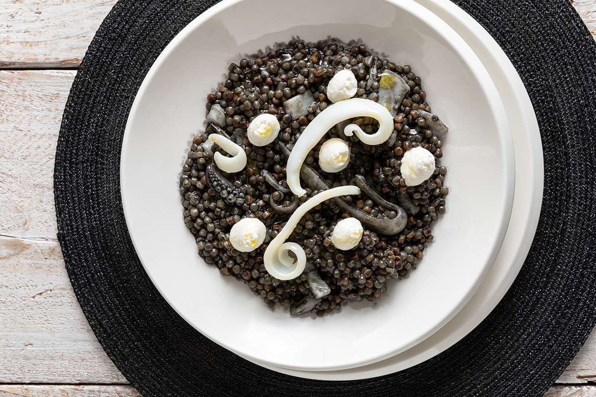 Fregula al nero di seppia con seppia e burrata ricetta