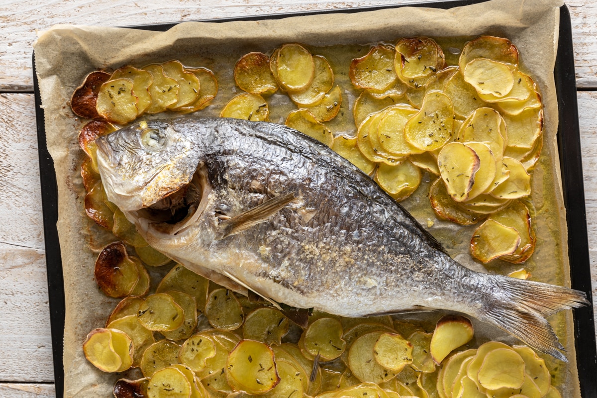 Orata al forno con patate ricetta