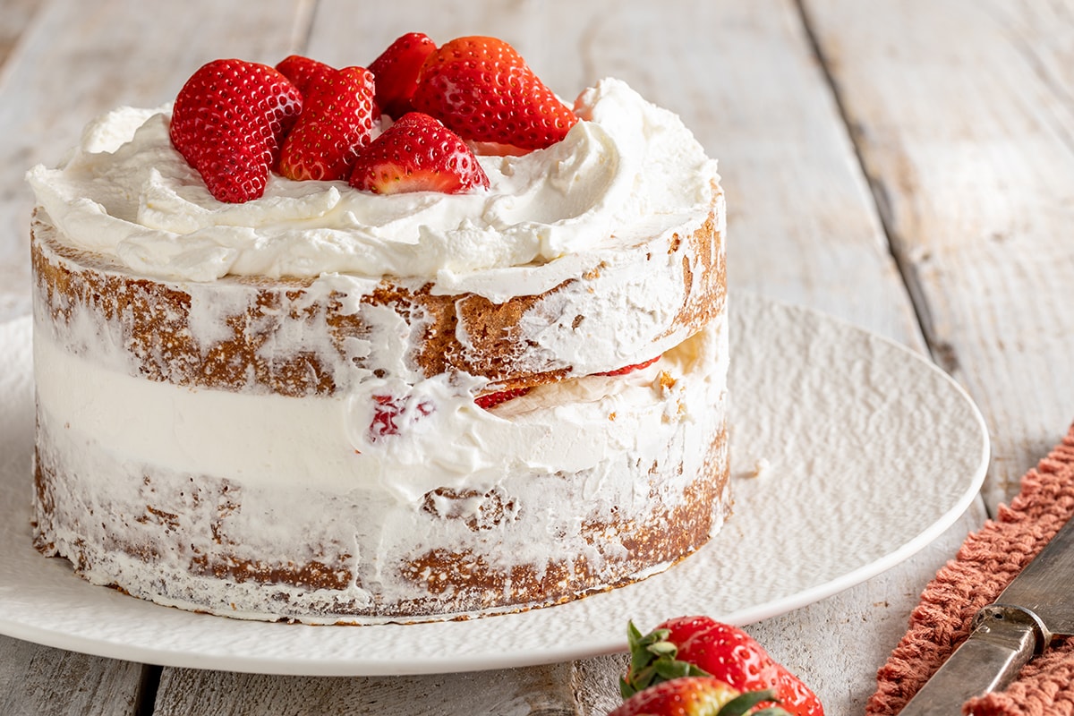 Sponge cake con fragole fresche e panna ricetta
