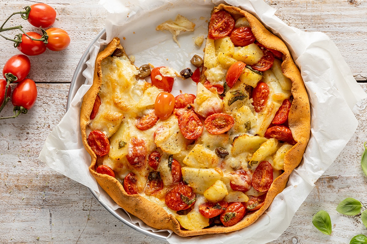 Torta salata croccante con patate, pomodorini, olive e provolone ricetta