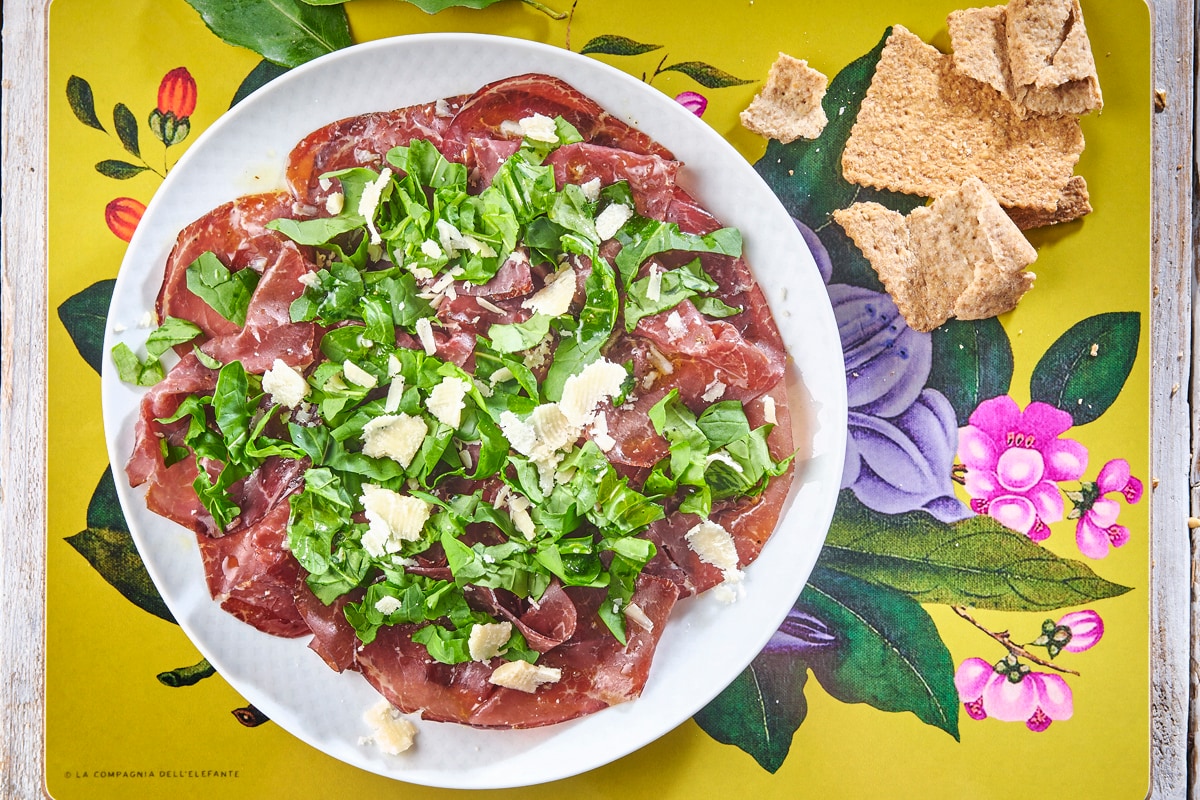 Bresaola con rucola e grana ricetta