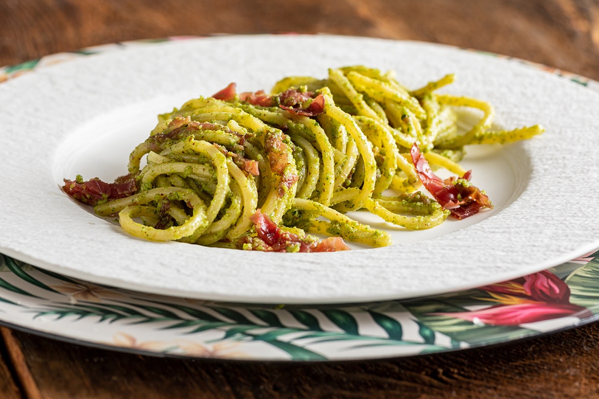 Pasta con pesto di rucola e bresaola ricetta