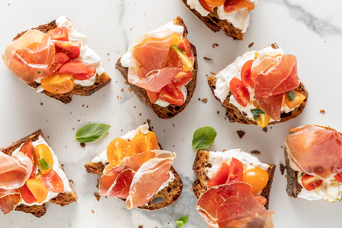 Crostini con burrata, pomodorini e culatello ricetta