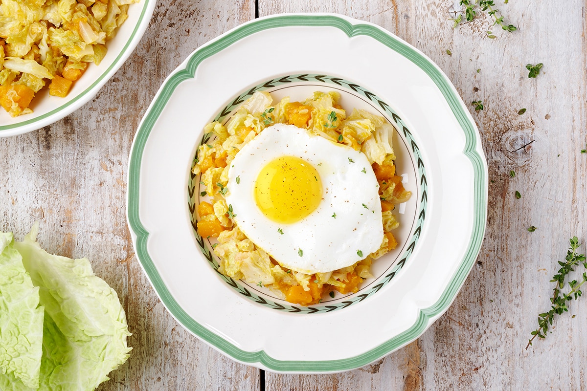 Zucca e verza in padella con uovo al tegamino ricetta