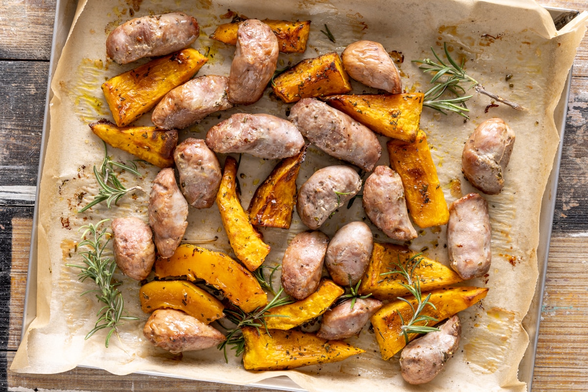 Hamburger con patate, pollo e salsiccia