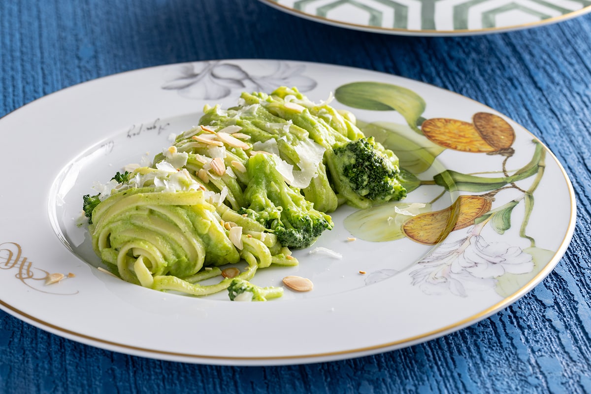 Linguine con crema di broccoli e mandorle tostate ricetta