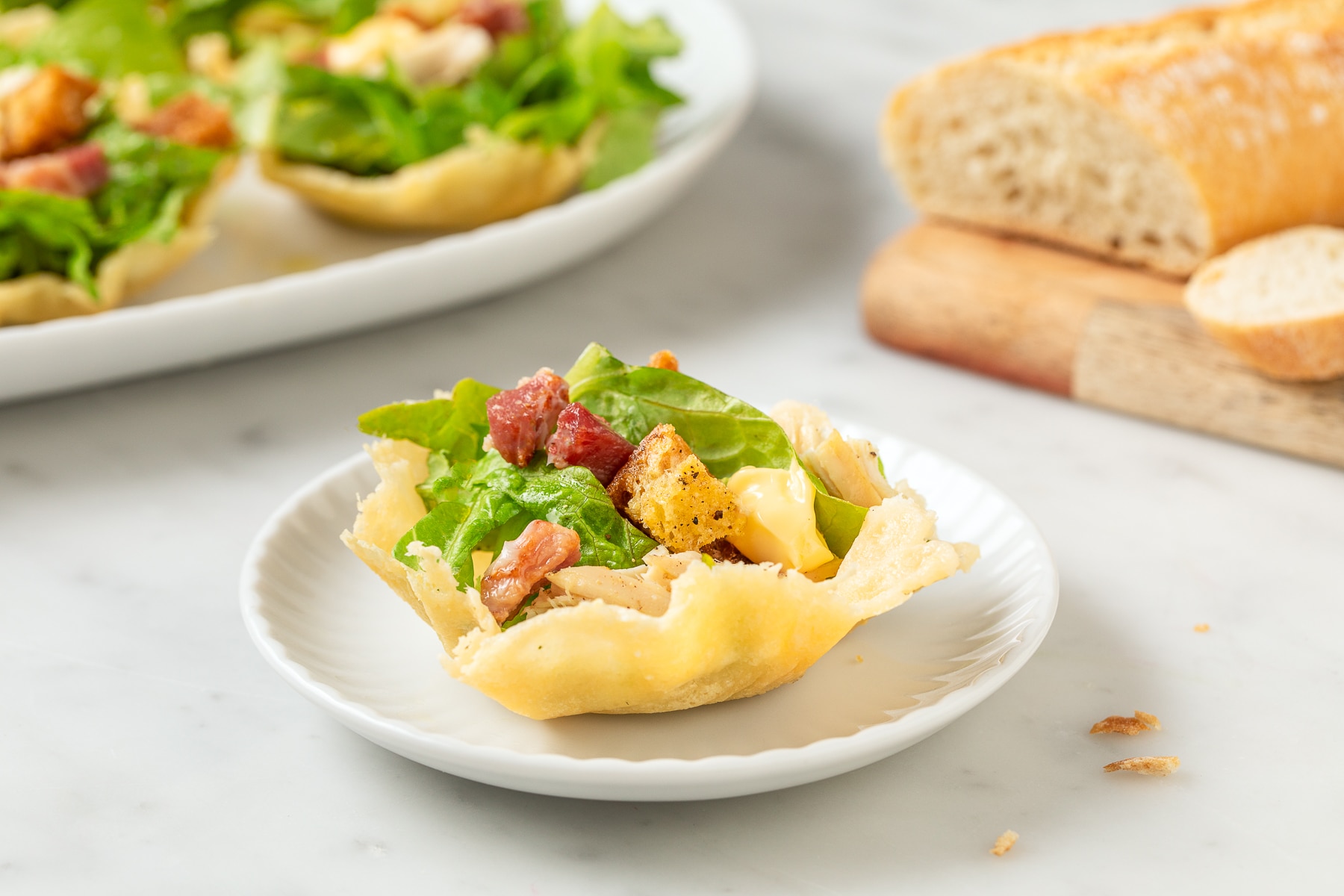 Cestini di parmigiano con Caesar salad ricetta