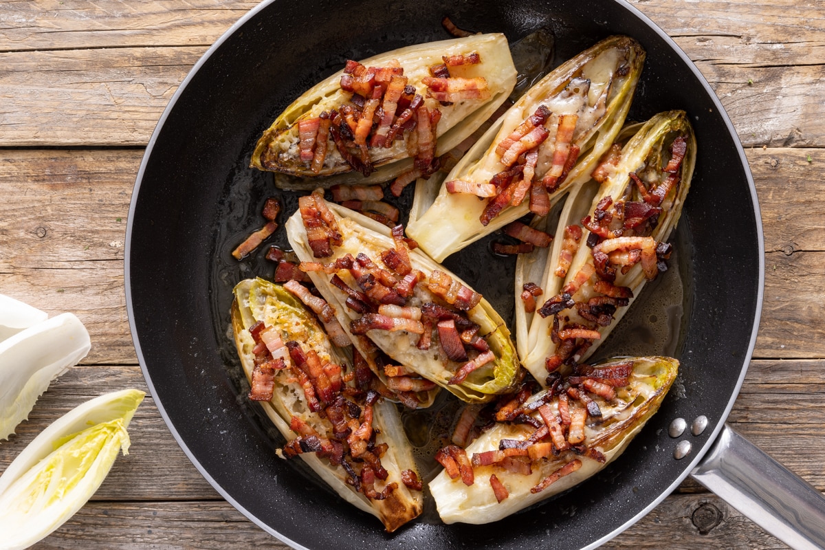 Indivia in padella con pancetta e parmigiano ricetta