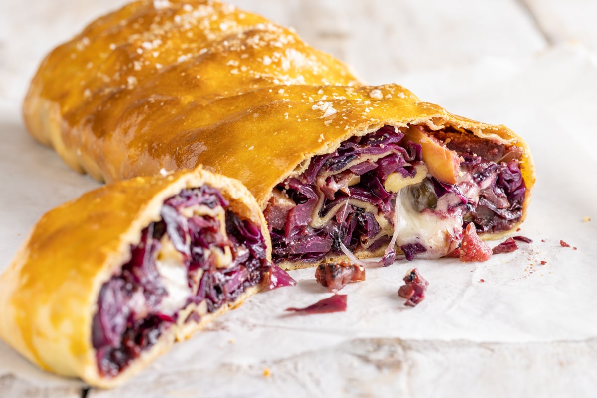 Strudel al cavolo viola, mele e formaggio ricetta