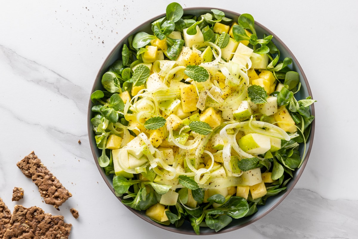 Insalata di mela verde, ananas e valeriana con vinaigrette al lime ricetta