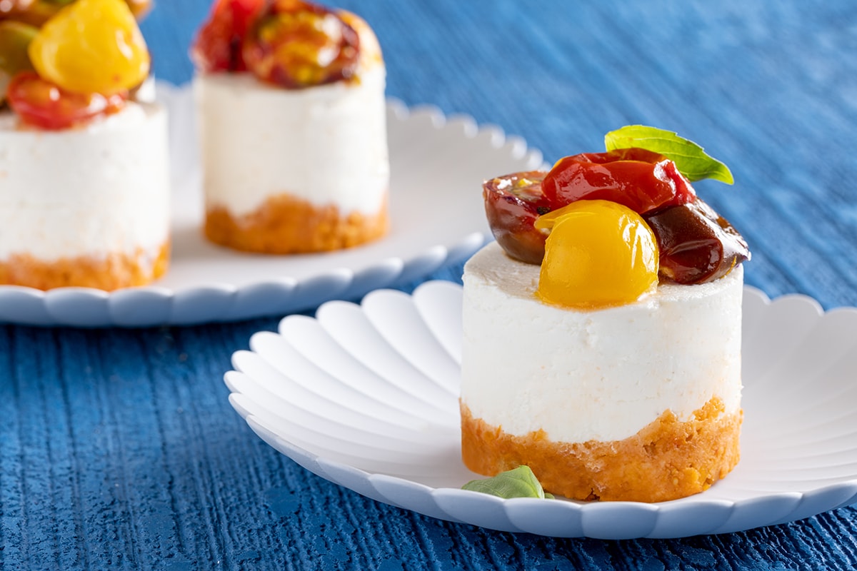 Mini cheesecake con pomodorini ricetta