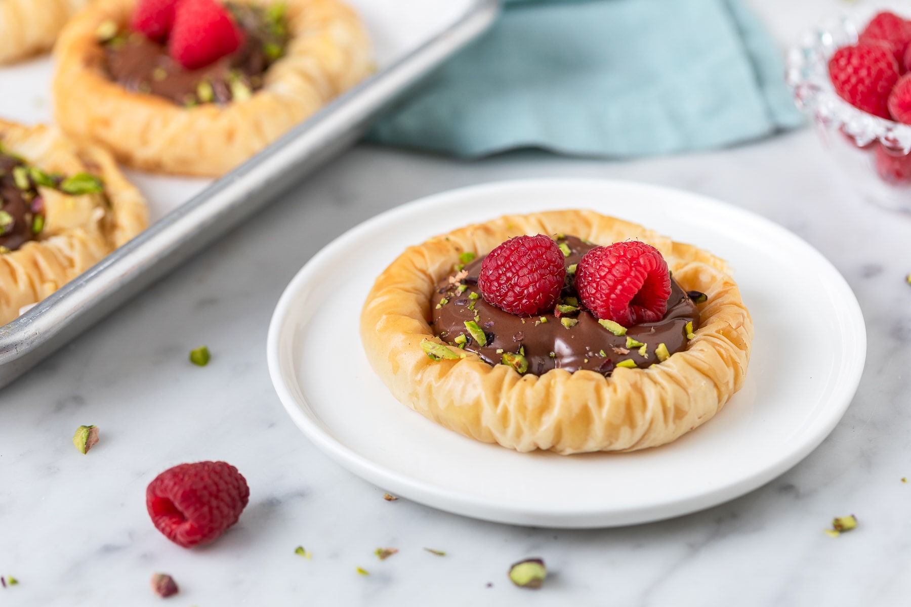 Cestini di pasta fillo al cioccolato e lamponi ricetta