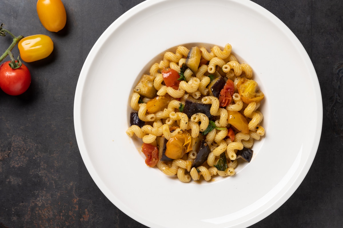 Pasta con melanzane e pomodorini ricetta