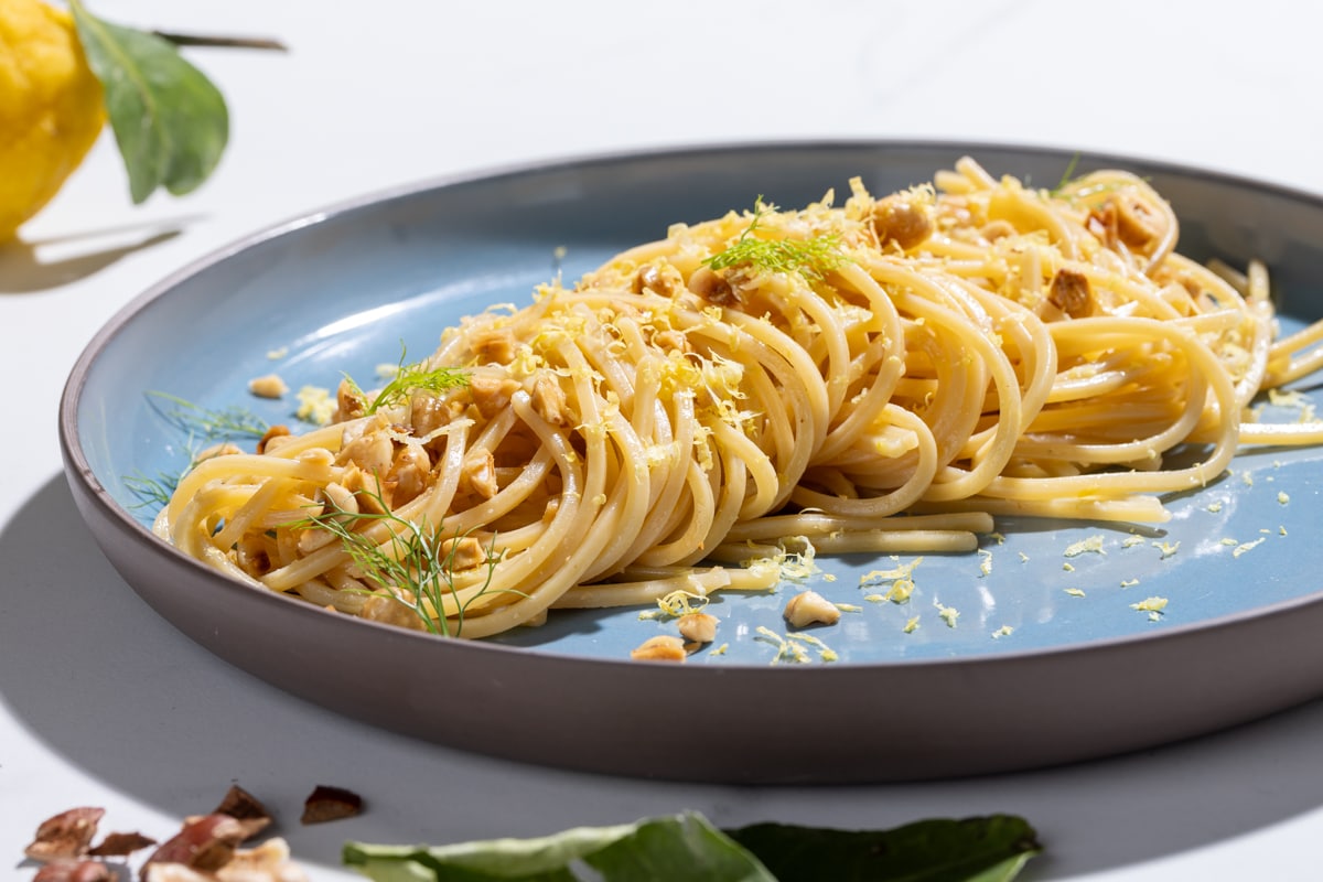 Spaghetti con colatura di alici, limone e nocciole ricetta