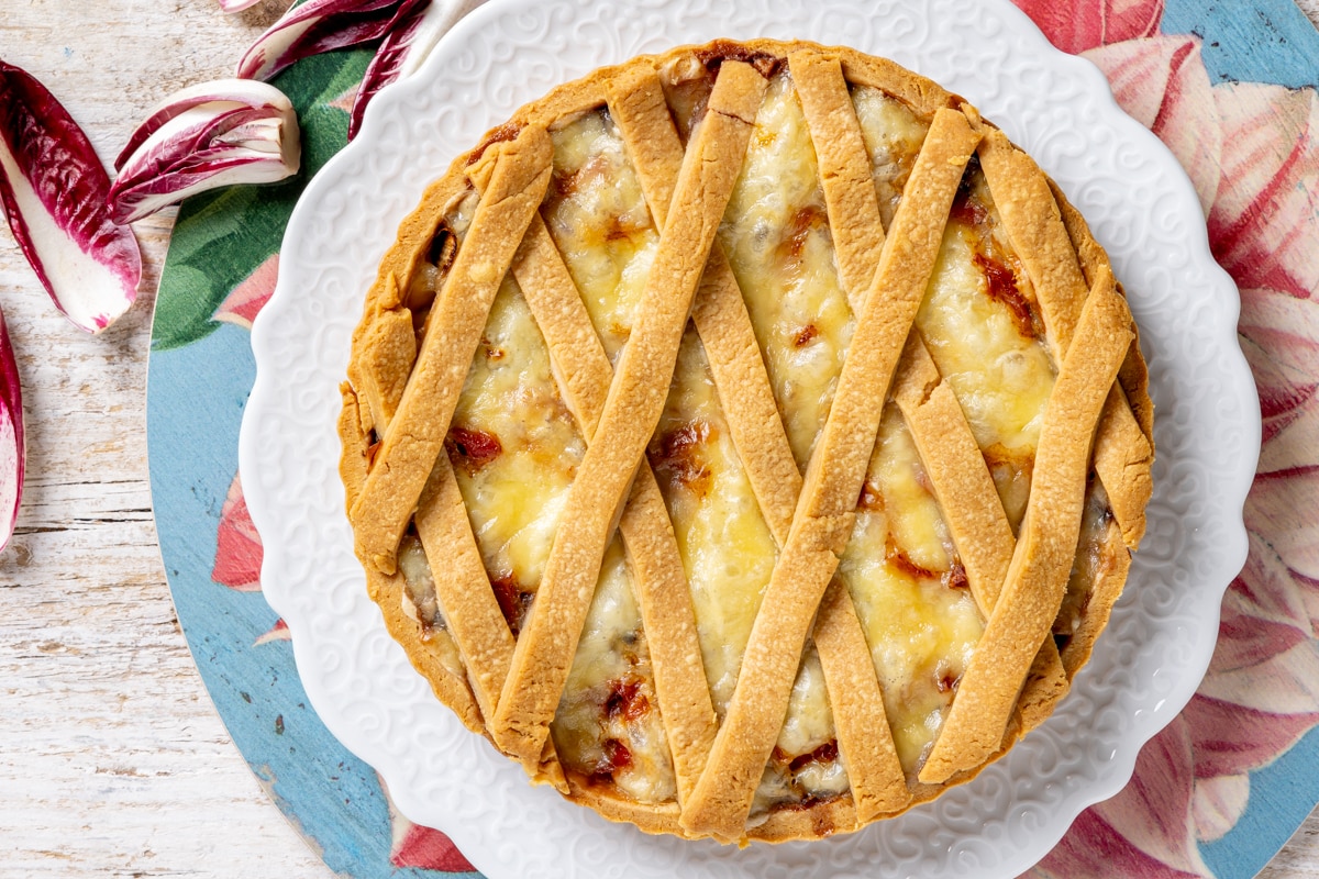 Crostata salata al formaggio, speck e radicchio ricetta