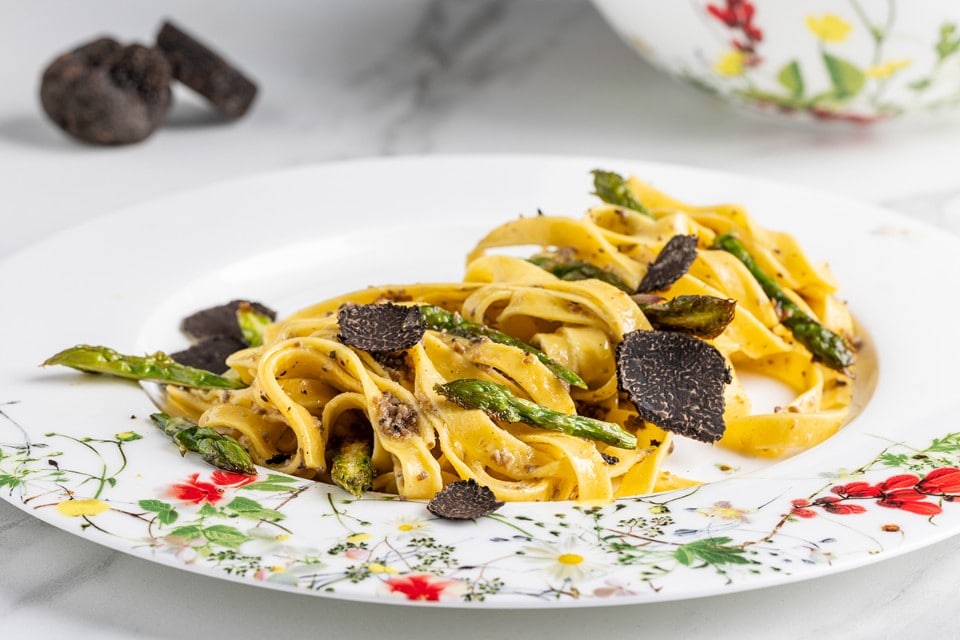 Tagliatelle con salsa tartufata e asparagi  ricetta