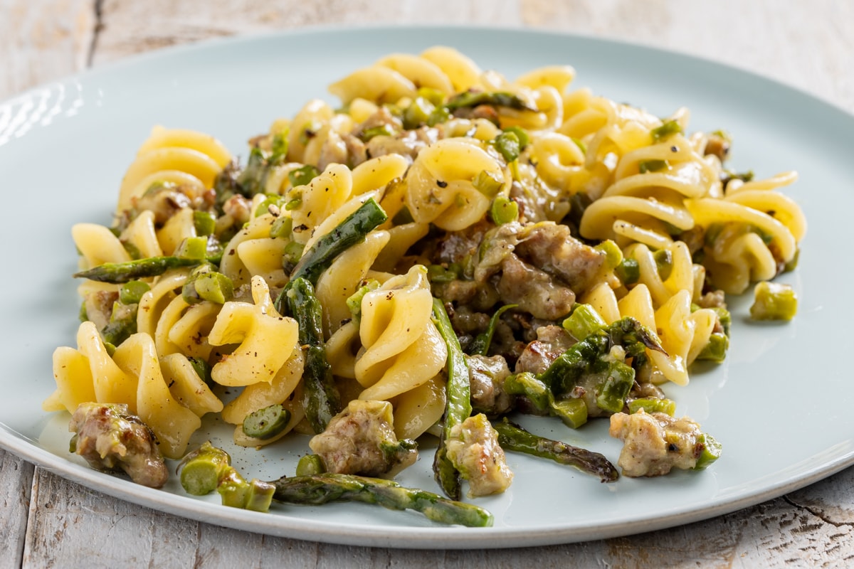 Pasta con asparagi e salsiccia ricetta