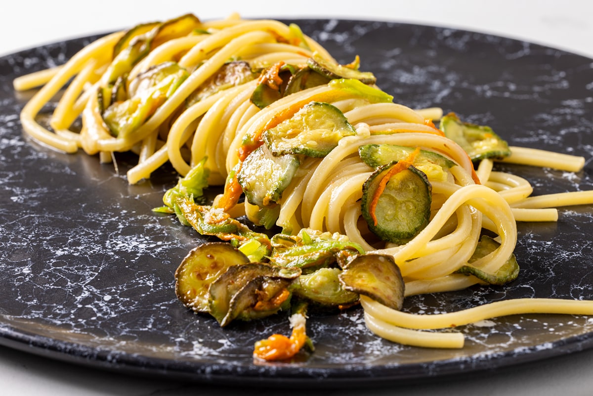 Pasta con fiori di zucca e zucchine ricetta