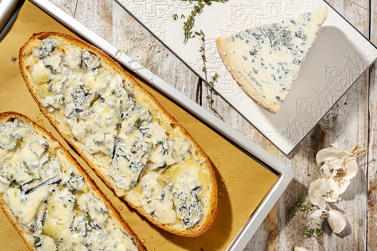 Roasted garlic bread con gorgonzola ricetta