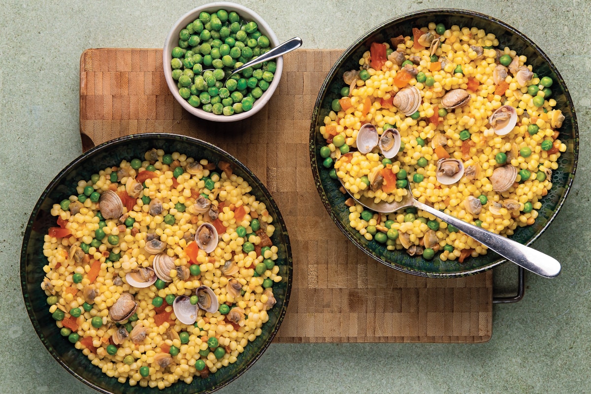 Fregola con vongole, piselli, pomodoro e zafferano ricetta