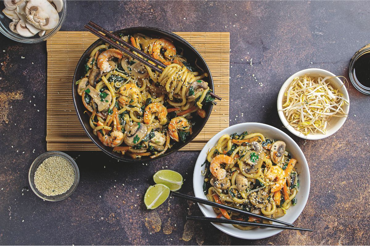 Noodles con gamberi e funghi ricetta