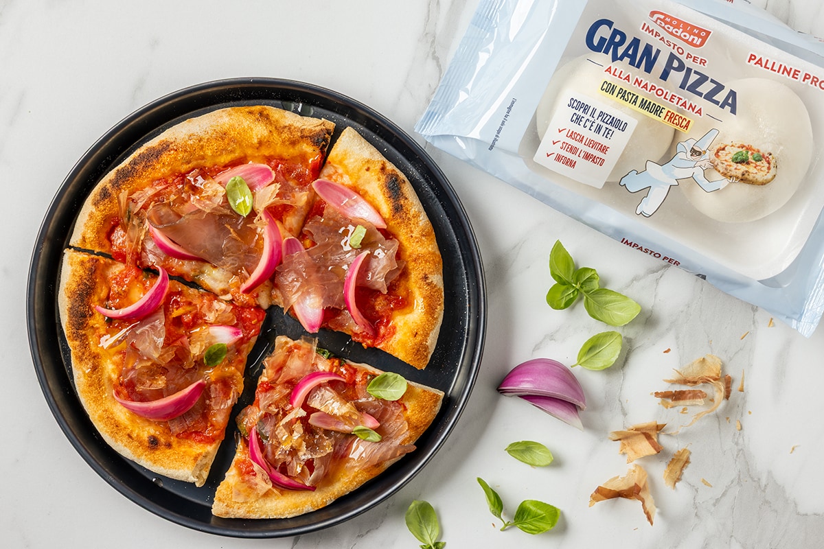 Pizza con katsuobushi, bresaola di tonno e cipolle ricetta