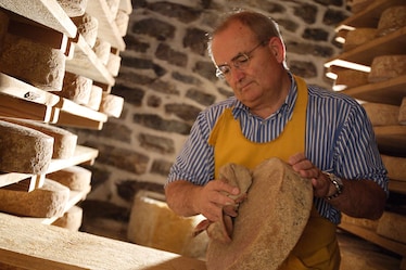 Siamo stati da uno storico affinatore di formaggi. Ecco cosa fa e chi è