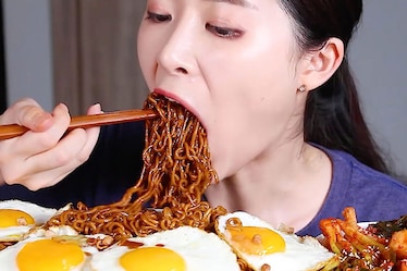 Cos'è il Mukbang: grandi abbuffate di cibo in video dalla Corea