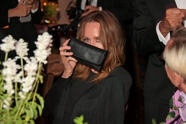 Vestirsi con gli avanzi, fra t-shirt di gusci di granchio e giubbotti fatti coi funghi