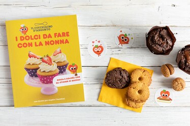 Un nuovo volume del Cucchiaino d'Argento per cucinare con i nonni e giocare con Buccia