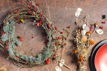 Tre composizioni floreali creative e sostenibili per la tavola delle Feste